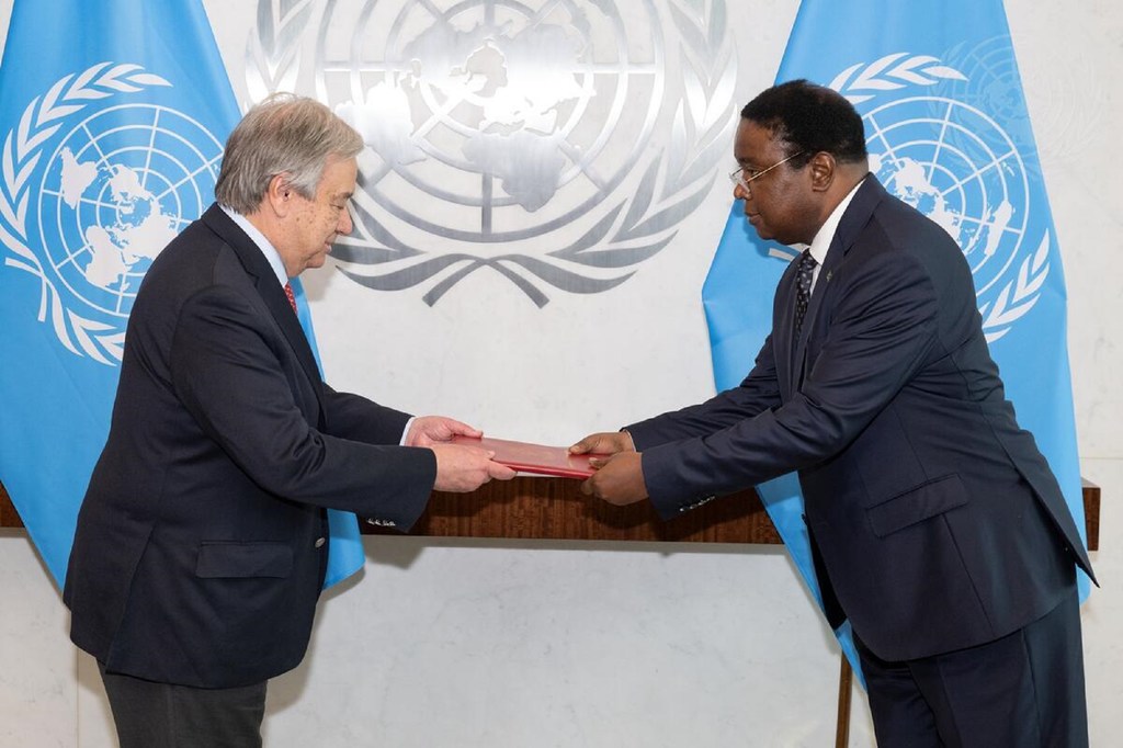 坦桑尼亚联合共和国常驻联合国代表侯赛因·阿图曼·卡坦加(右)向联合国秘书长安东尼奥·古特雷斯递交国书。